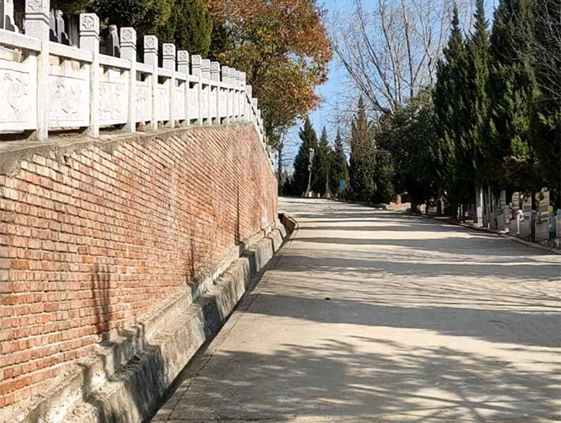 汉皇树葬墓园中的树葬是节地生态葬